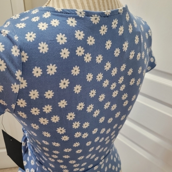 Rebel Sugar xs baby blue daisy faux wrap top - NEW with tags - Picture 3 of 11